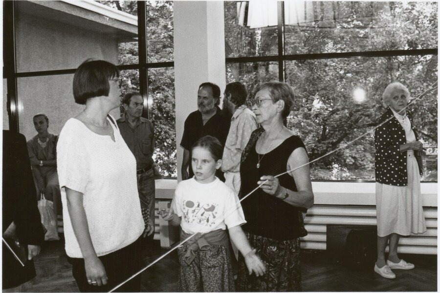 zleva Kateřina Tlachová s dcerou a maminkou, Jiřina Medková na fotografii z autorské rekonstrukce Osmihodinové výstavy z roku 1970 Dalibora Chatrného, 1990, foto: Marie Kratochvílová